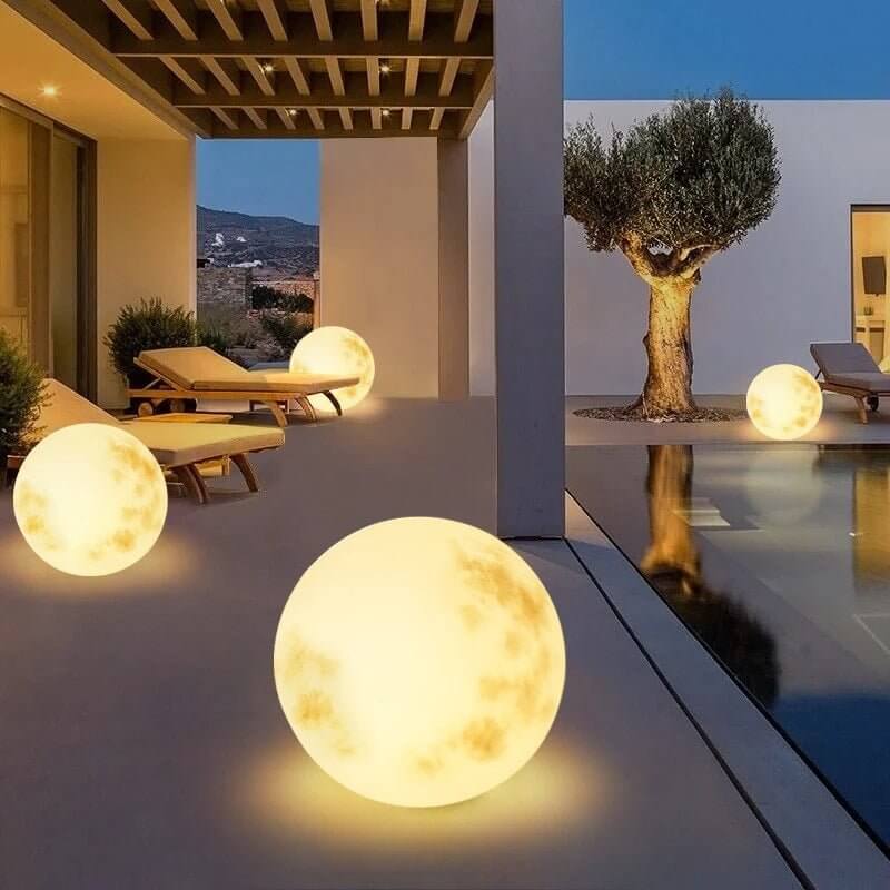Moon-Shaped Garden Lamp