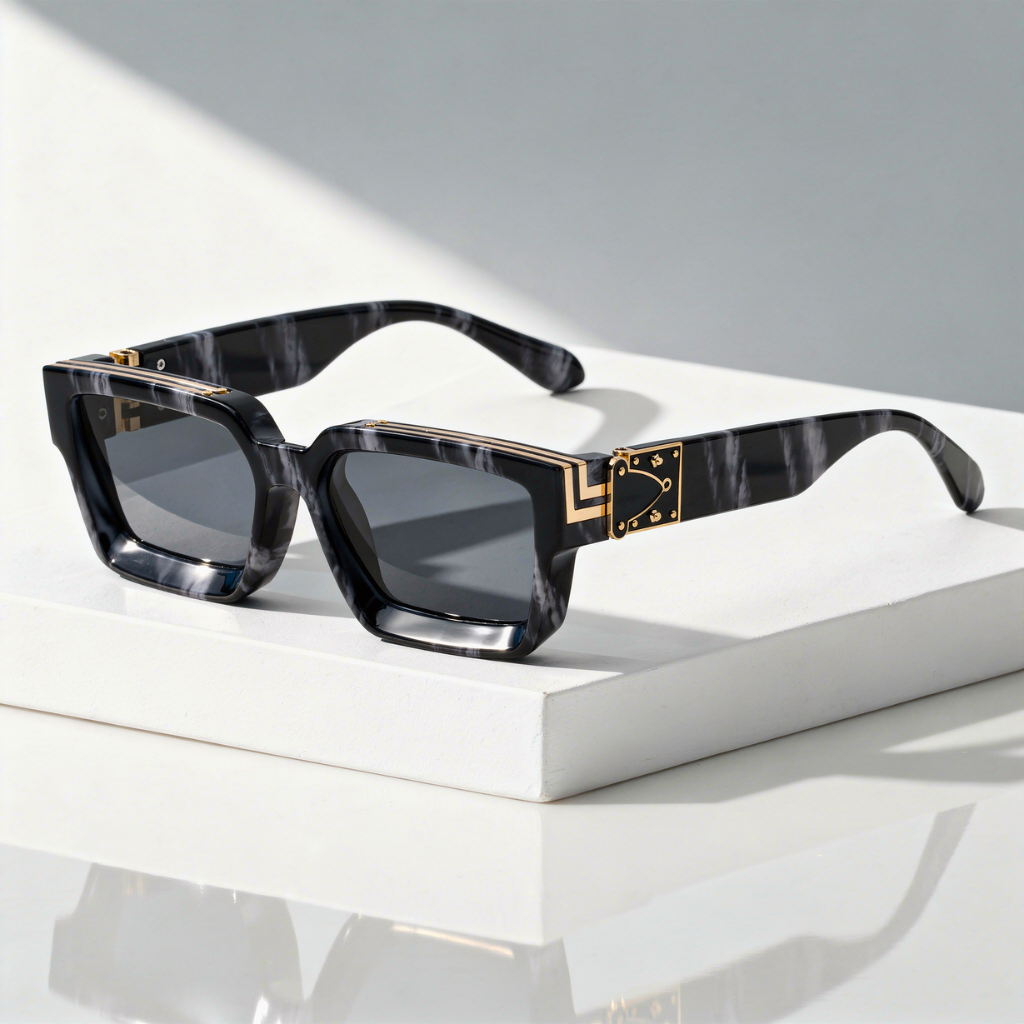 Square Sunglasses with Gold-Coloured Hinge and UV400 Protection