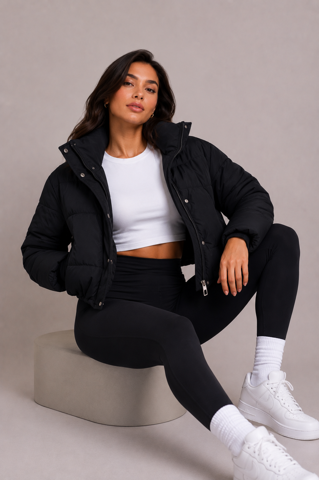 Women's short quilted down jacket with hood and slim fit