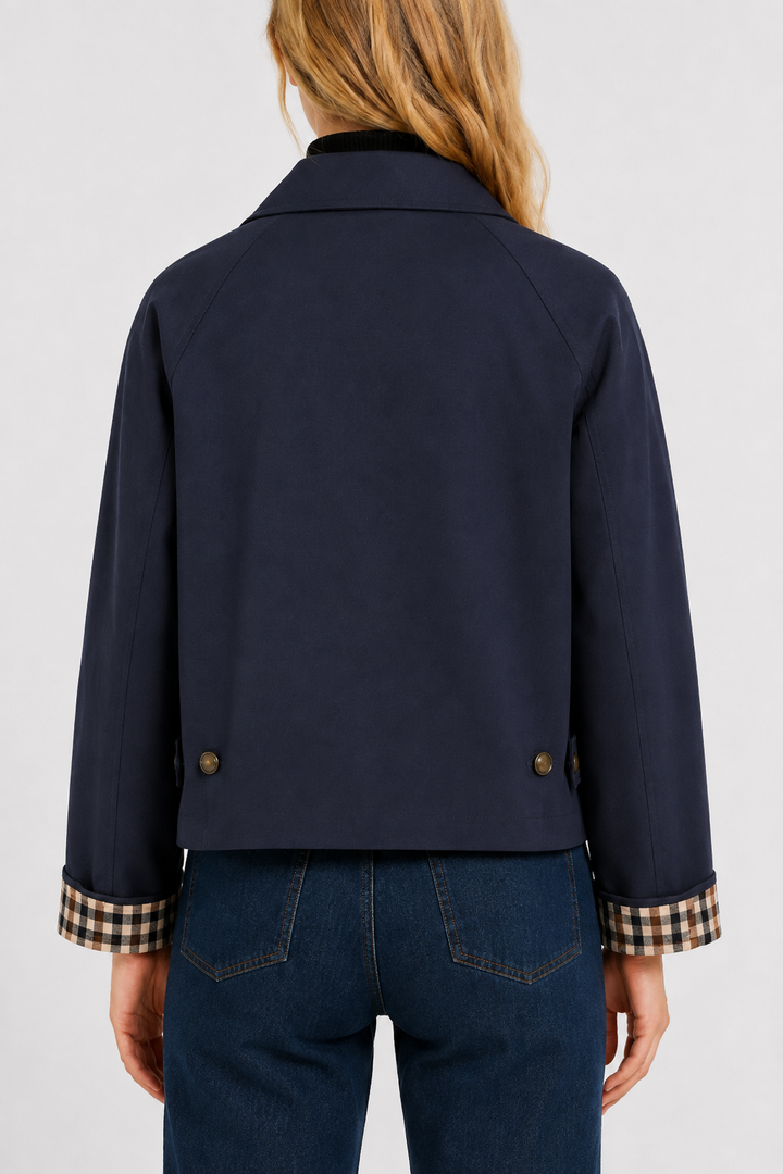 Lightweight women's jacket with a relaxed fit and gingham lining.