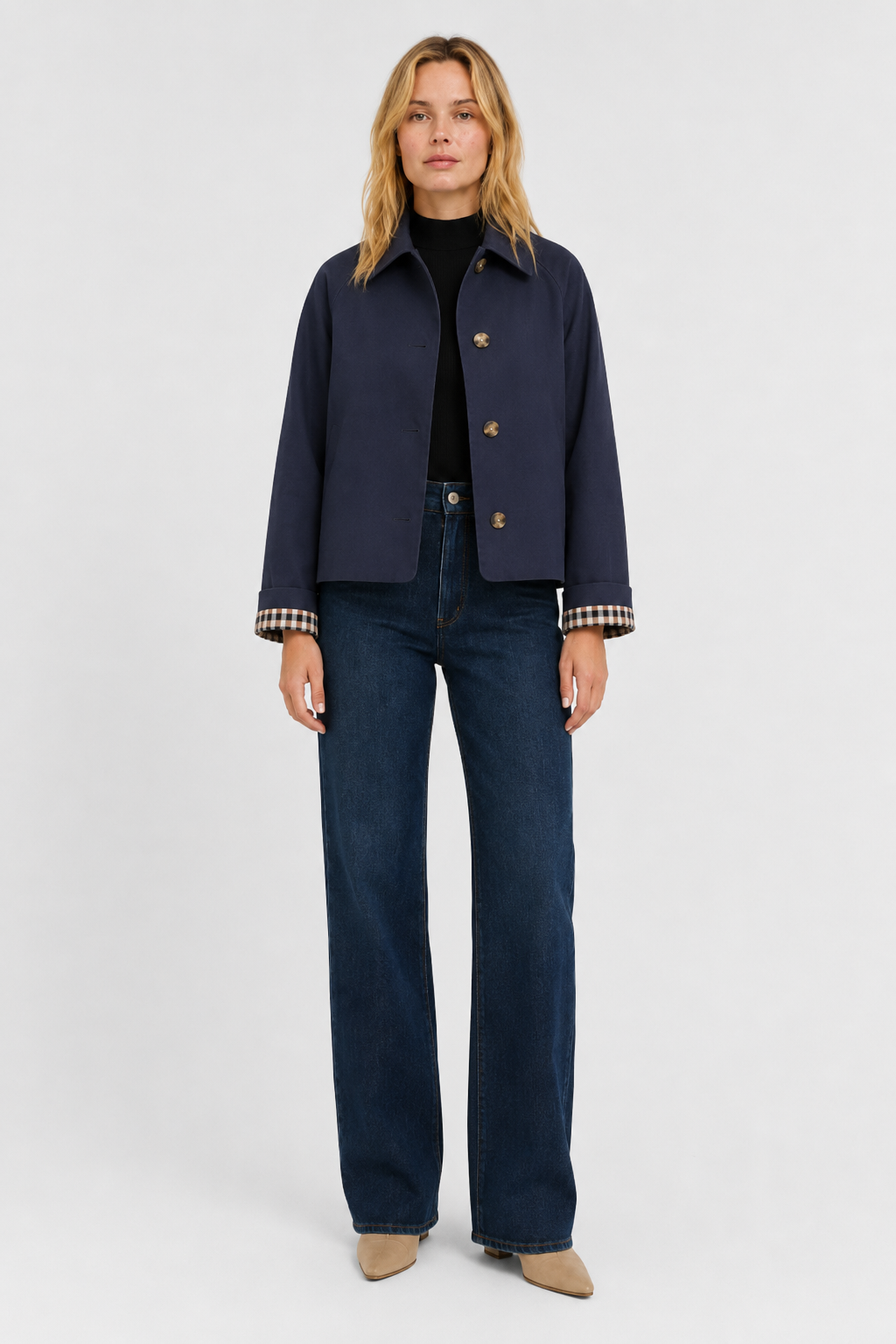 Lightweight women's jacket with a relaxed fit and gingham lining.