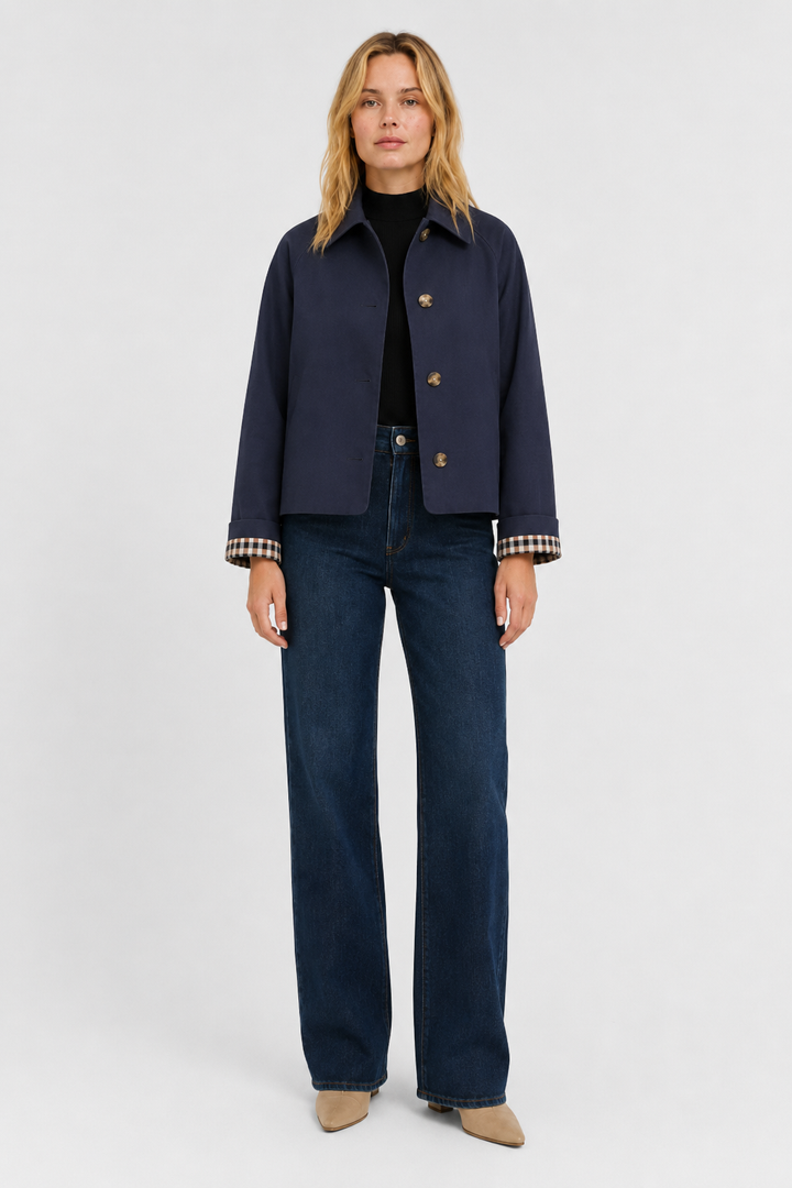 Lightweight women's jacket with a relaxed fit and gingham lining.