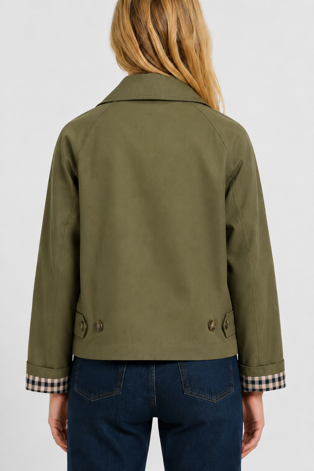 Lightweight women's jacket with a relaxed fit and gingham lining.